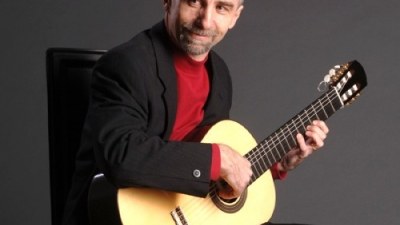 Dr. Samo Šali, izdelovalec kitar predstavi vpliv obdelave lesa na zvočne lastnosti kitare