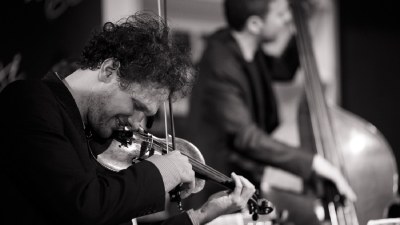 Peter Ugrin Supernatural Trio: Swing in gipsy jazz