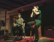 Blues Brata Erič / Kjer se kitarske melodije prepletajo z blues ritmi, rock'n'roll energijo in toplino countryja.