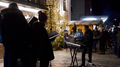 Božično-novoletno druženje pred Kulturnim domom Božično-novoletno druženje pred Kulturnim domom