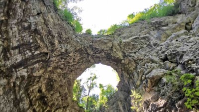 Hodimo: Dolina naravnih mostov